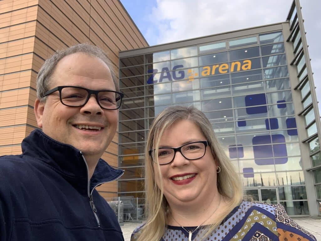 Alexandra Rüsche und Sven Oliver Rüsche vor der ZAG Arena Hannover vor dem a-ha Konzert.
