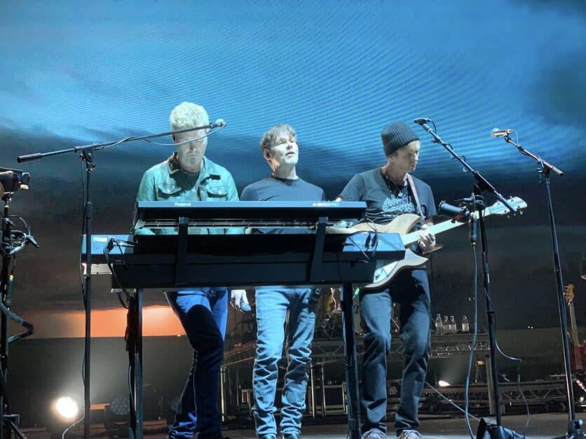 Bandfoto von a-ha während Konzert in der ZAG Arena Hannover am 2. Mai 2022.